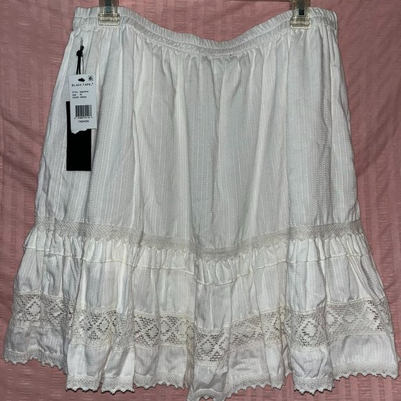 Black Tape_ Skirt with tags - Picture 2 of 5